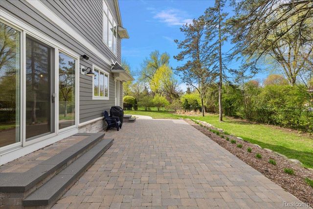 444 Hillboro Drive, Bloomfield Charter Township, MI 48301