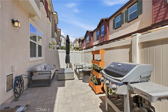 22077 Barrington, Saugus, CA 91350