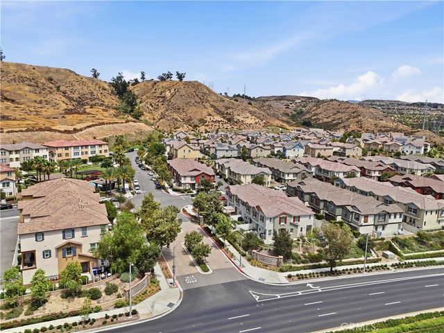 22077 Barrington, Saugus, CA 91350