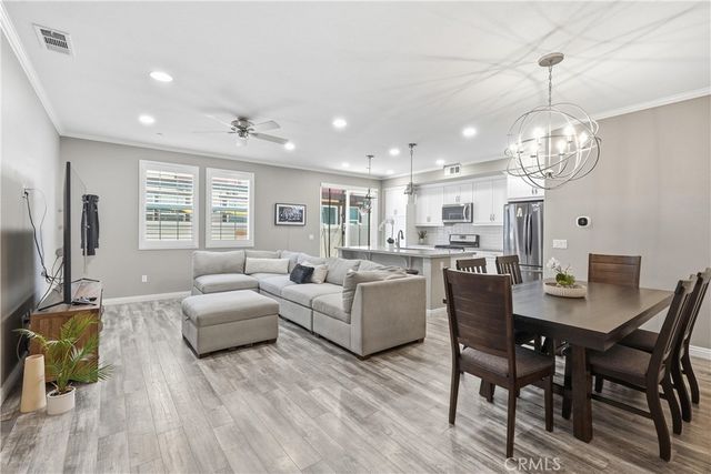 22077 Barrington, Saugus, CA 91350