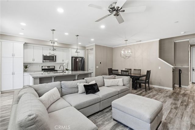 22077 Barrington, Saugus, CA 91350