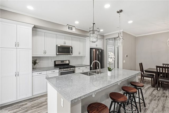 22077 Barrington, Saugus, CA 91350
