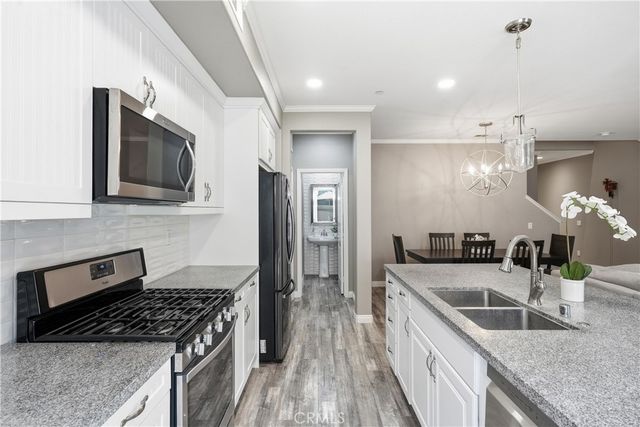 22077 Barrington, Saugus, CA 91350