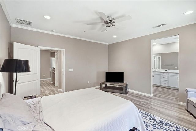 22077 Barrington, Saugus, CA 91350