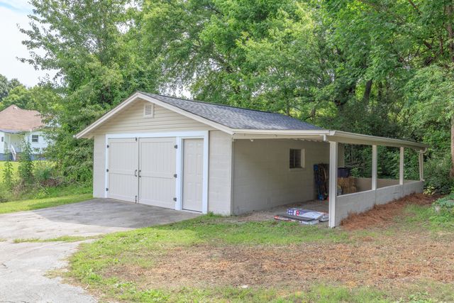 1204 Wooden Avenue, Rossville, GA 30741