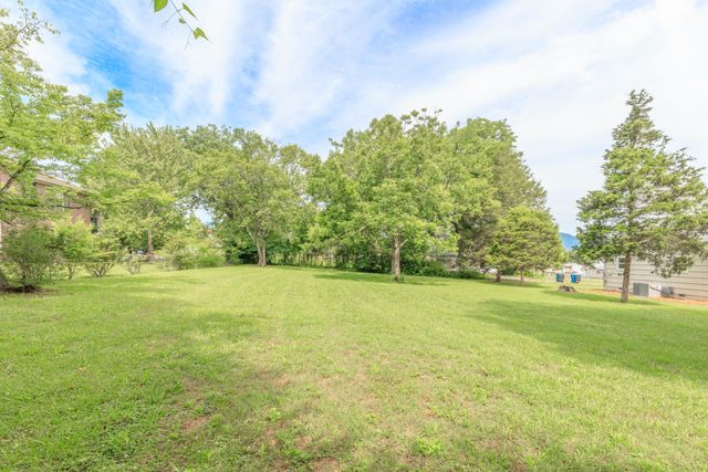 1204 Wooden Avenue, Rossville, GA 30741