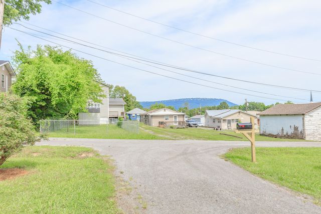 1204 Wooden Avenue, Rossville, GA 30741