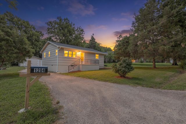 1204 Wooden Avenue, Rossville, GA 30741