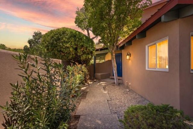 7431 Rio Grande Boulevard NW, Los Ranchos, NM 87107