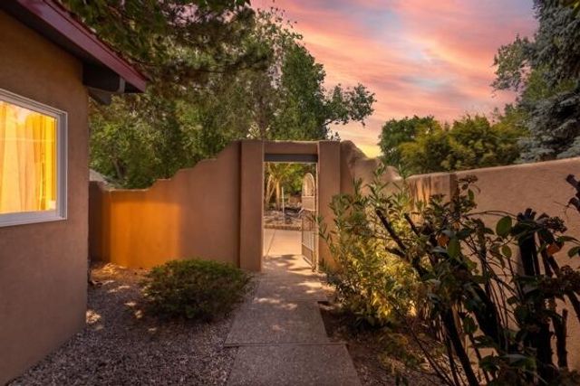7431 Rio Grande Boulevard NW, Los Ranchos, NM 87107