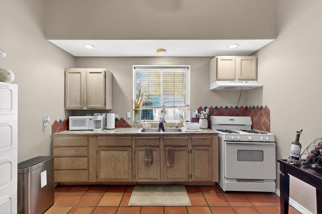 7431 Rio Grande Boulevard NW, Los Ranchos, NM 87107