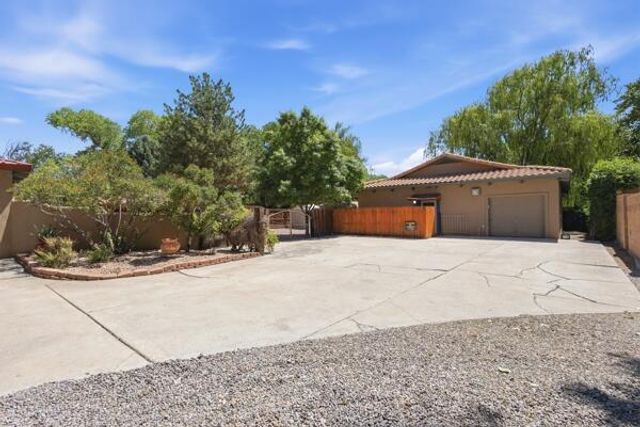 7431 Rio Grande Boulevard NW, Los Ranchos, NM 87107