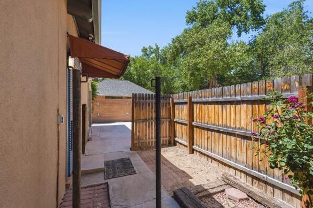 7431 Rio Grande Boulevard NW, Los Ranchos, NM 87107
