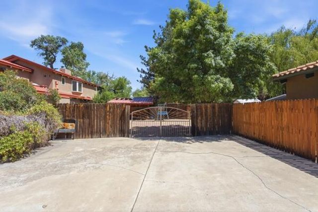 7431 Rio Grande Boulevard NW, Los Ranchos, NM 87107