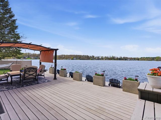 16342 Stages Island, Linden, MI 48451