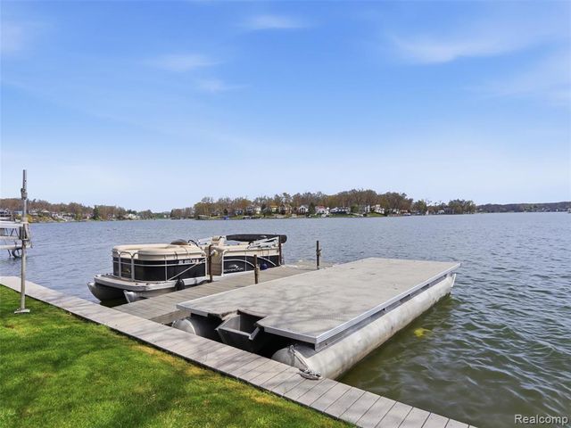 16342 Stages Island, Linden, MI 48451