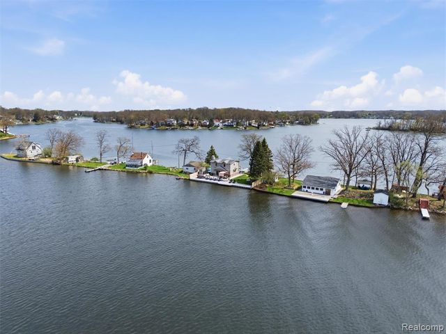 16342 Stages Island, Linden, MI 48451