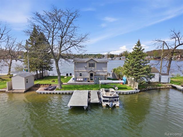 16342 Stages Island, Linden, MI 48451