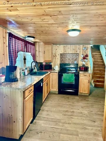 211 Snowhill Drive, Charleston, WV 25311