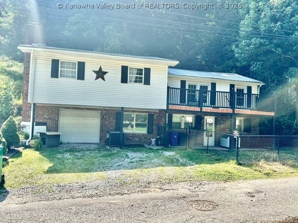 211 Snowhill Drive, Charleston, WV 25311