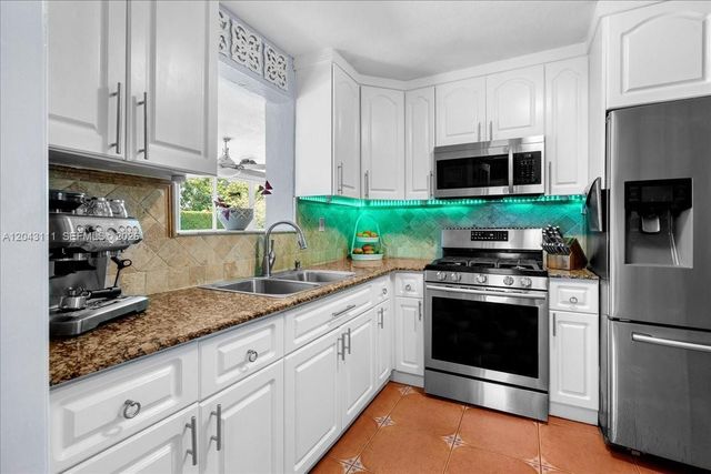 8341 SW 14th St, Miami, FL 33144