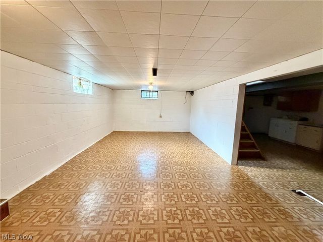 860 Adelaide Avenue NE, Warren, OH 44483