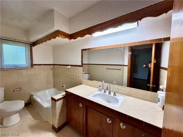 860 Adelaide Avenue NE, Warren, OH 44483