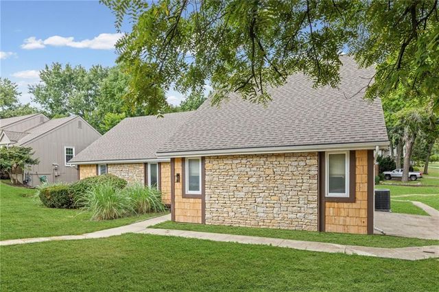 8300 Grant Avenue, Overland Park, KS 66212