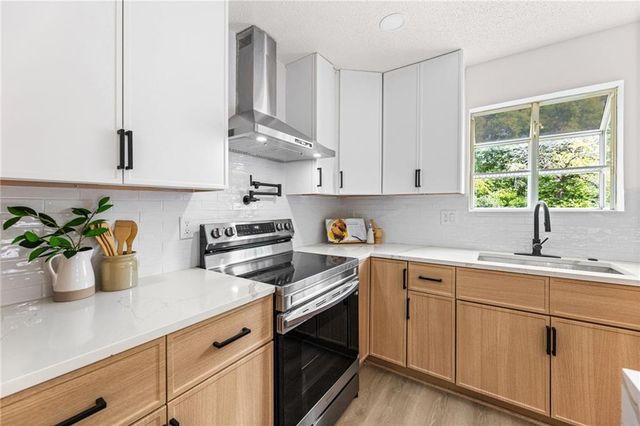 8300 Grant Avenue, Overland Park, KS 66212
