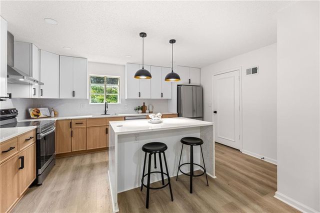 8300 Grant Avenue, Overland Park, KS 66212
