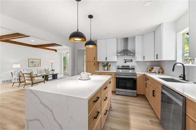 8300 Grant Avenue, Overland Park, KS 66212