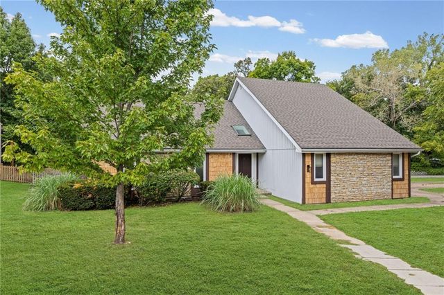 8300 Grant Avenue, Overland Park, KS 66212