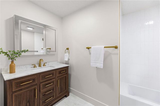 8300 Grant Avenue, Overland Park, KS 66212