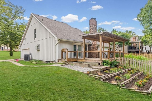 8300 Grant Avenue, Overland Park, KS 66212