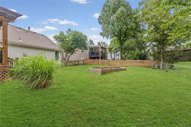8300 Grant Avenue, Overland Park, KS 66212