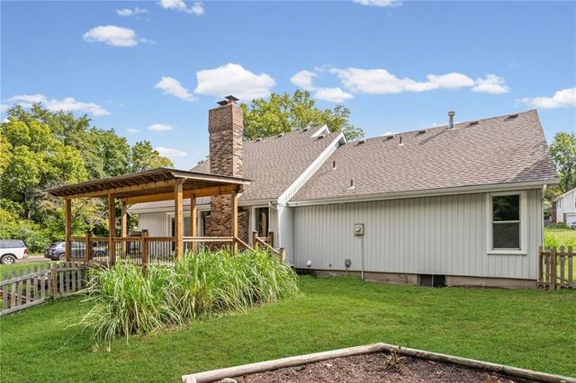 8300 Grant Avenue, Overland Park, KS 66212