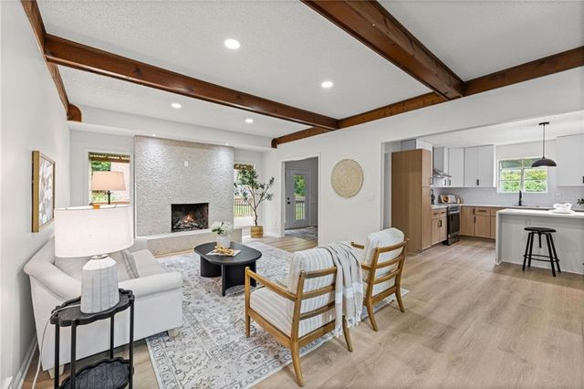 8300 Grant Avenue, Overland Park, KS 66212