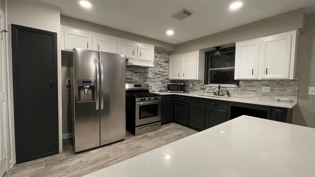 3500 Barbers Hill Road, Highlands, TX 77562