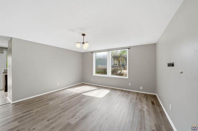 1400 SW Croix ST, Topeka, KS 66611