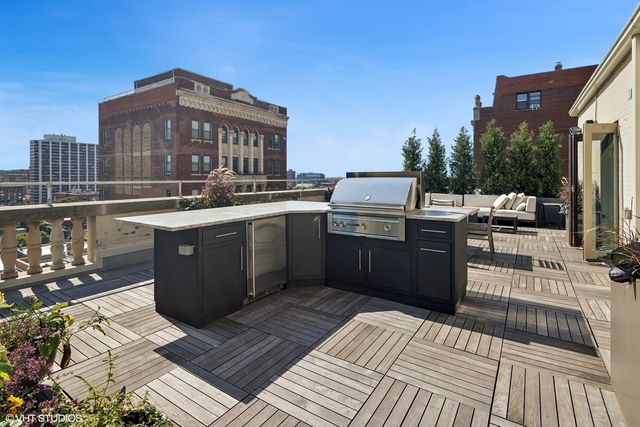 3400 N Lake Shore Drive 9C, Chicago, IL 60657