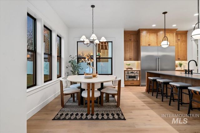 252 N Timber Wolf Pl, Eagle, ID 83616