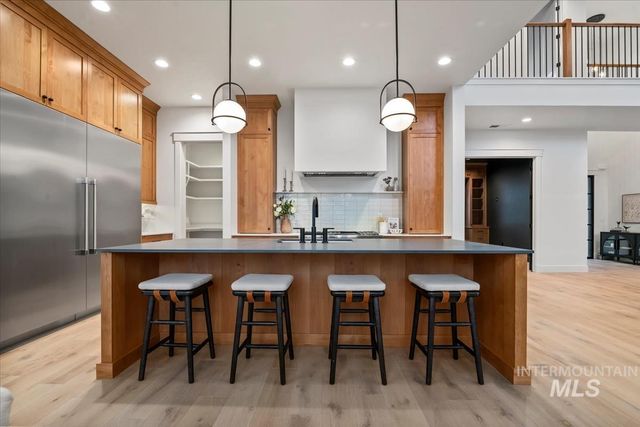 252 N Timber Wolf Pl, Eagle, ID 83616