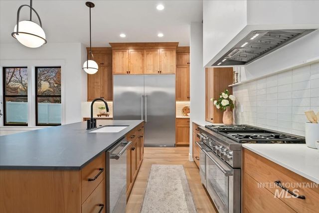 252 N Timber Wolf Pl, Eagle, ID 83616