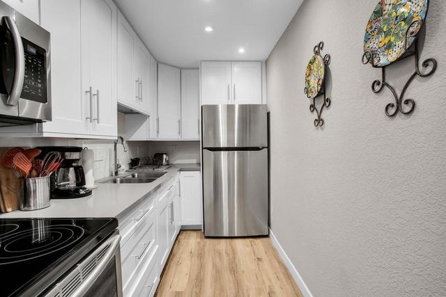 675 N Los Felices Circle W 205, Palm Springs, CA 92262