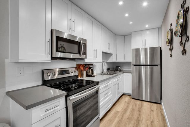 675 N Los Felices Circle W 205, Palm Springs, CA 92262