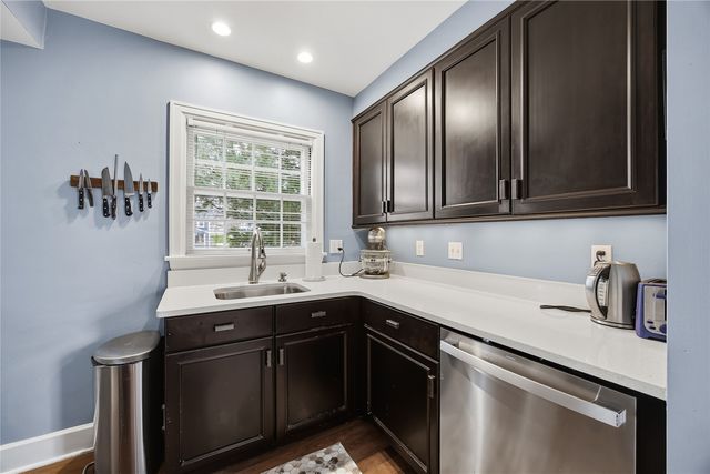 2432 4th Avenue SE, Cedar Rapids, IA 52403