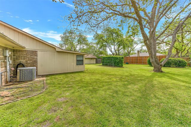 810 Hilltop Drive, Weatherford, TX 76086