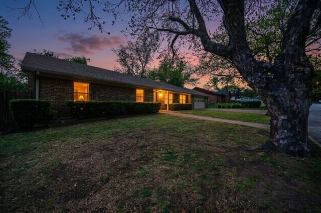 810 Hilltop Drive, Weatherford, TX 76086