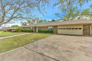 810 Hilltop Drive, Weatherford, TX 76086