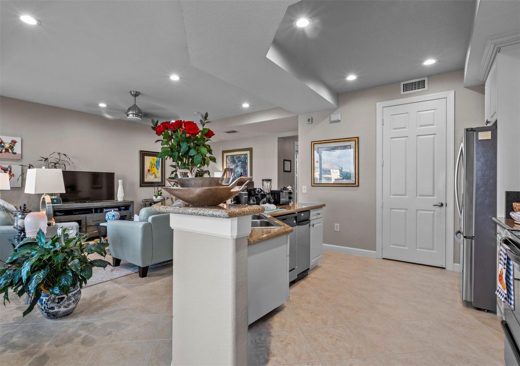 Image 10 of property listing at 8296 NW 128th Ln 8296, Parkland, FL 33076